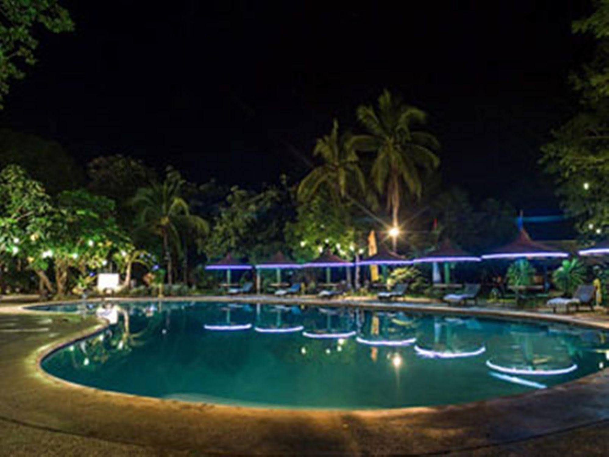 Matabungkay Beach Hotel Lian Exterior foto